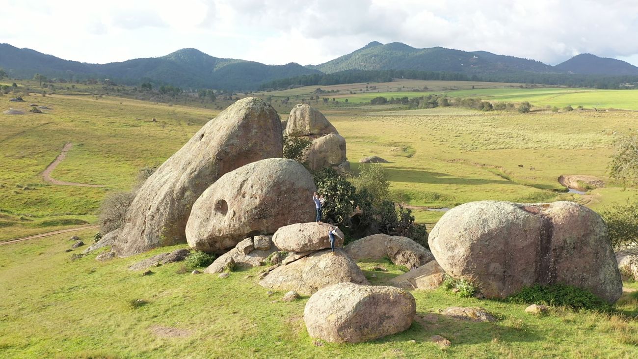 Reserva_del_Nogal_Presa_del_nogal_Familia_Feliz_Enormes_Rocas_opt